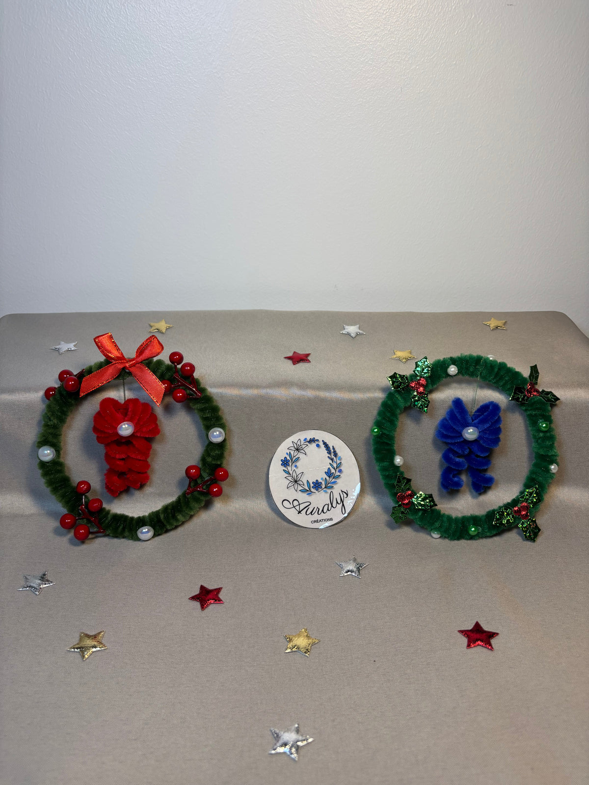 Couronne de Noël moyenne signature en fil chenille – Décoration festive faite main Auralys Créations