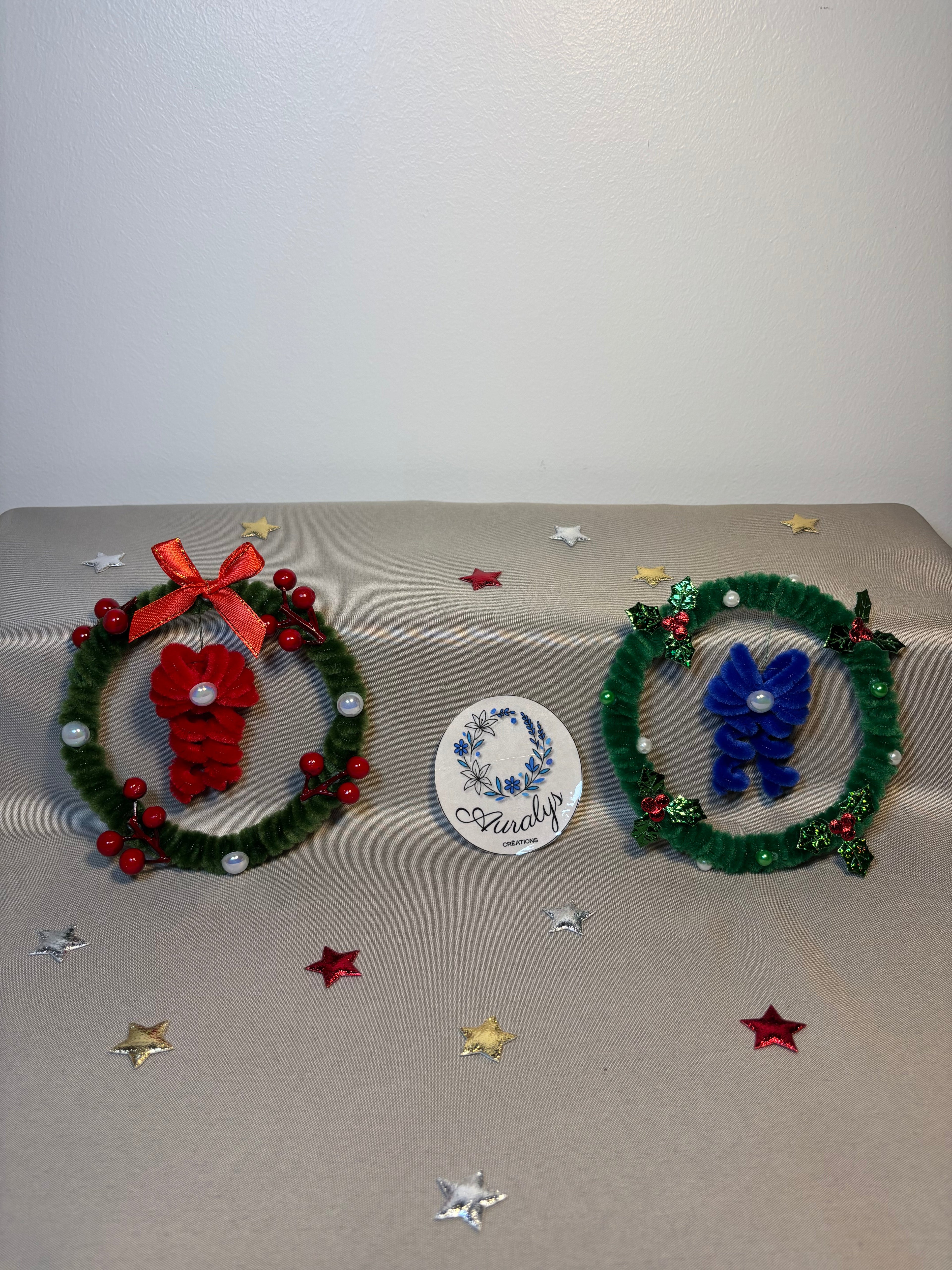 Couronne de Noël moyenne signature en fil chenille – Décoration festive faite main Auralys Créations