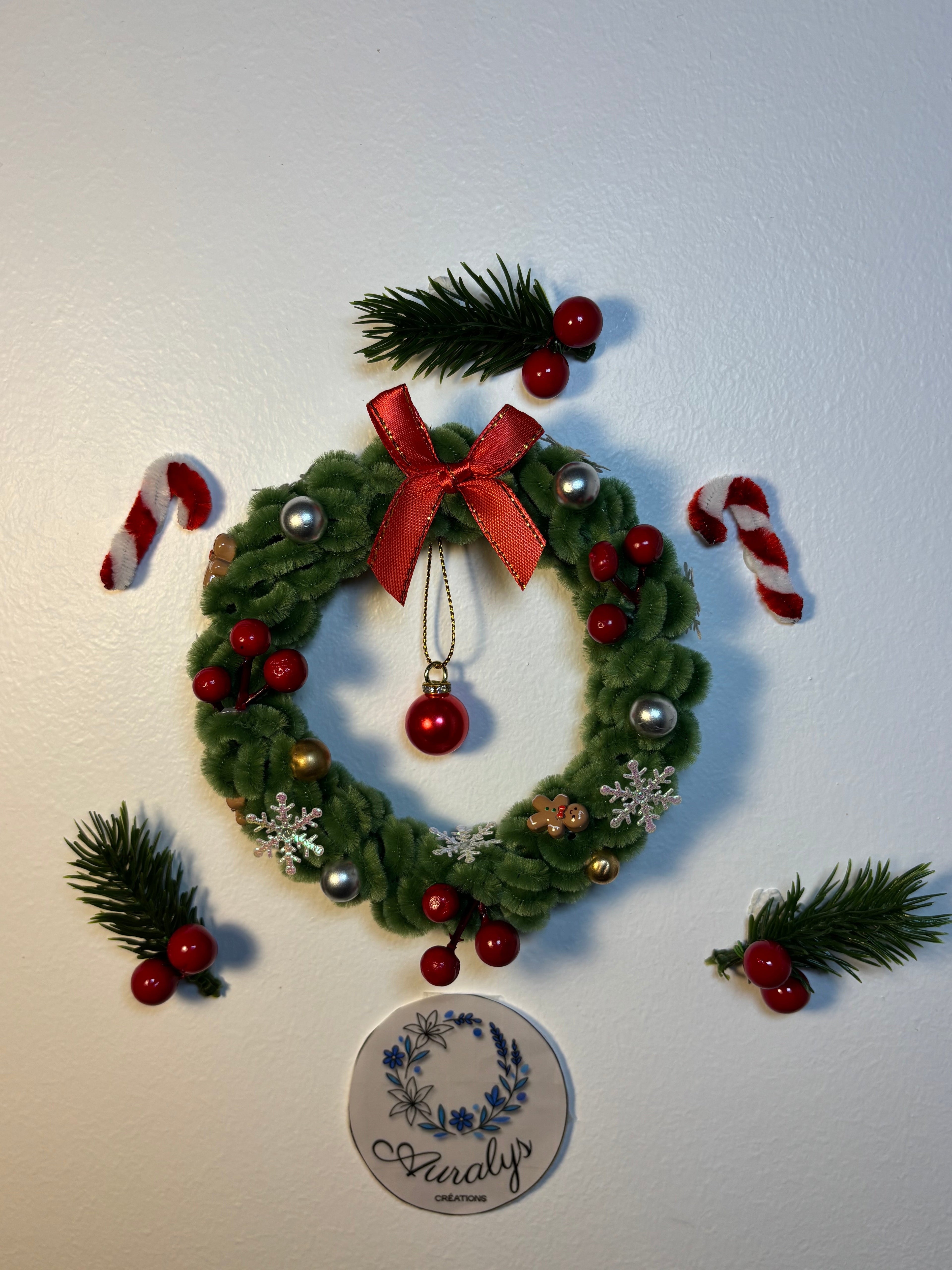 Couronne de Noël moyenne en fil chenille – Décoration festive faite main Auralys Créations