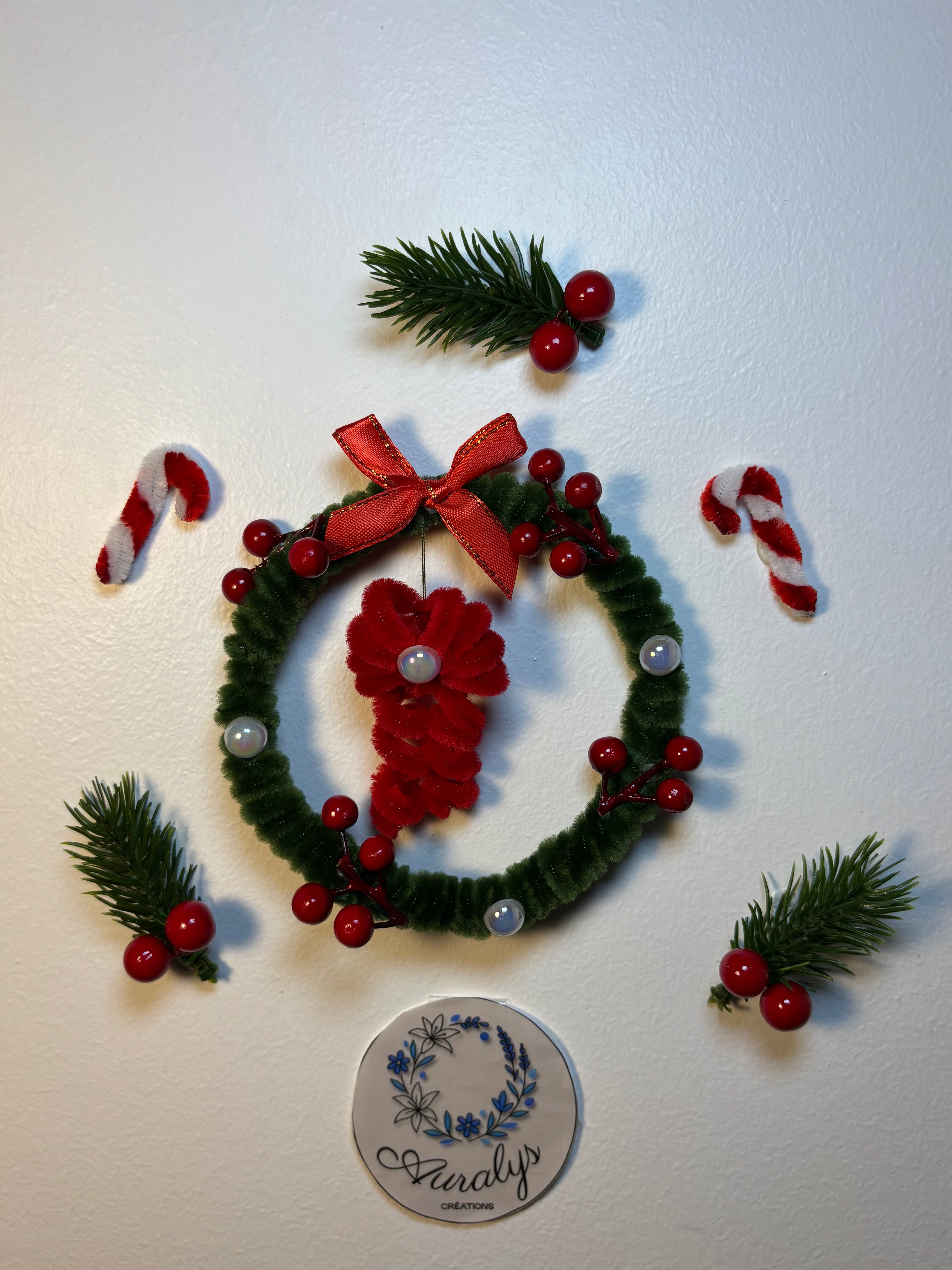 Couronne de Noël moyenne signature en fil chenille – Décoration festive faite main Auralys Créations