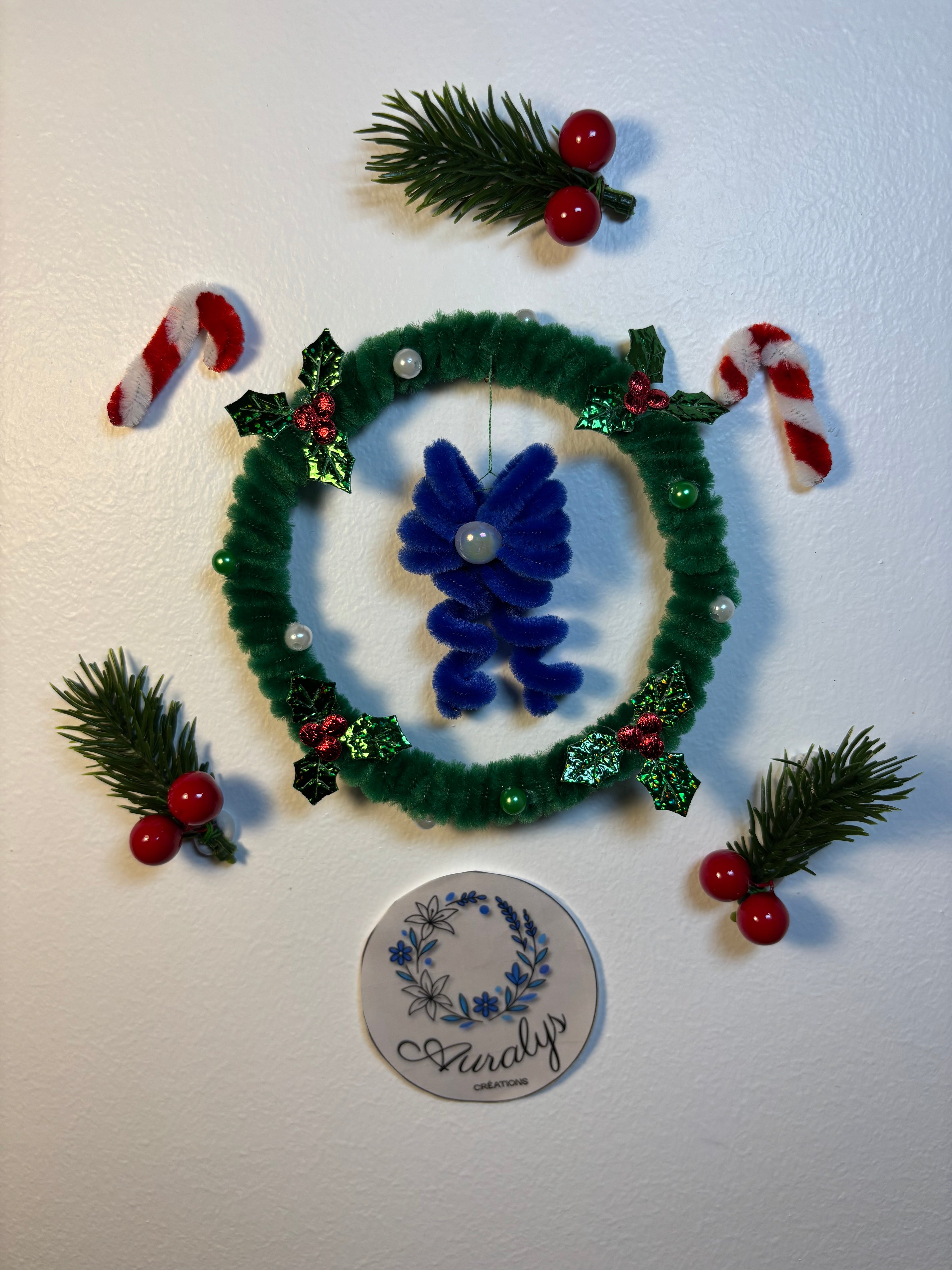 Couronne de Noël moyenne signature en fil chenille – Décoration festive faite main Auralys Créations